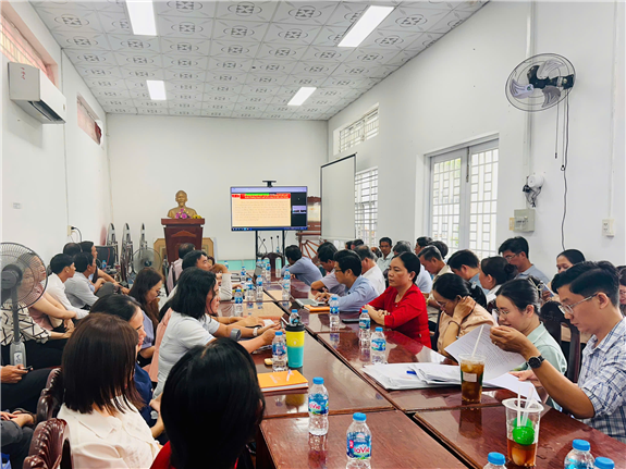 Ảnh: Các đảng viên, quần chúng tham dự tại điểm cầu Đảng bộ bộ phận Trung tâm Khuyến nông và Dịch vụ nông nghiệp